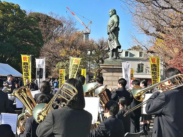 生誕祭で演奏する吹奏楽部