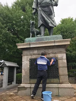 西郷隆盛像の清掃奉仕の様子