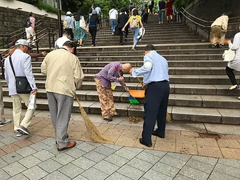 清掃奉仕に参加する人々